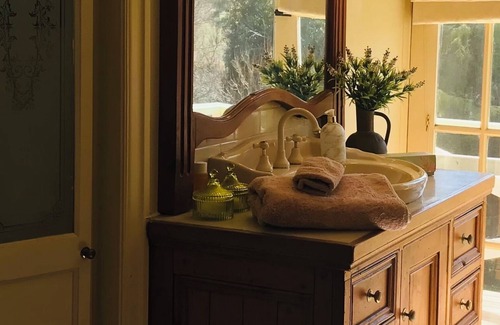 Mount Rankin House | Hawk's Nest Bed & Breakfast : Elaine offers 3 Queensize bedrooms/ensuite .