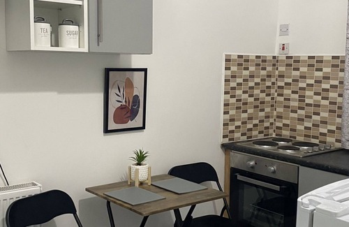 Huddersfield Apartment | Hayy Comfortable Studio Blackhouse