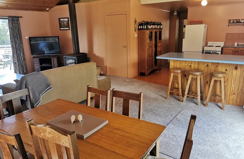 Coles Bay House | Hazards Homestay, a recently refurbished holiday home, 5 minutes drive to town.