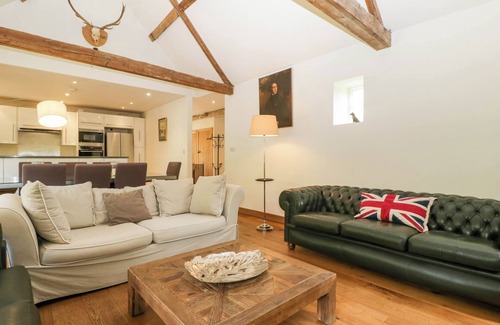 Brimpsfield Cottage | HAZEL MANOR WING, pet friendly, with open fire in Painswick