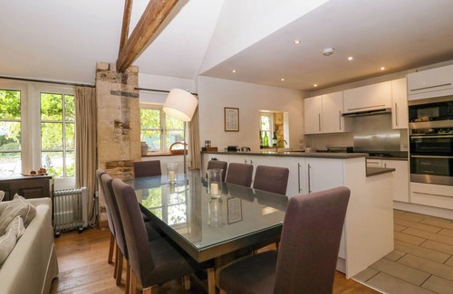 Brimpsfield Cottage | HAZEL MANOR WING, pet friendly, with open fire in Painswick