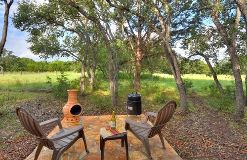 Wimberley Cabin | HCPL-Mockingbird I Cabin, Close to Wimbeley Square!