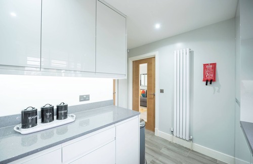 Reading House | Headley House - Holiday Home with Garden & Parking