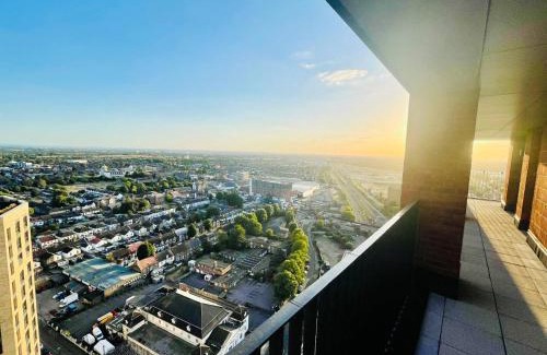 Norwood Green Apartment | Healum Retreat - 3BR Apartment Southall