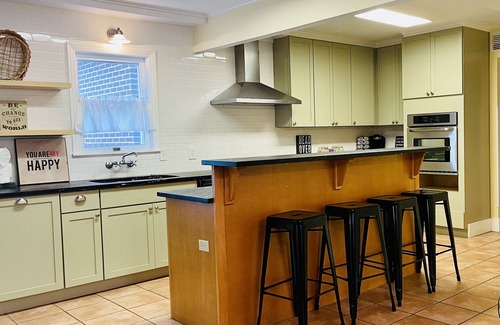 Fredericksburg House | Heart Haus, 5/4, sleeps 16, 6 blocks to Main St, HOT TUB, Check out our MURAL!