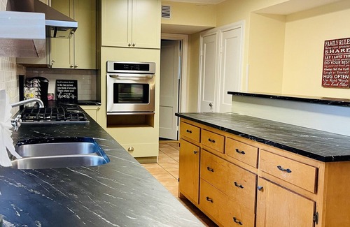 Fredericksburg House | Heart Haus, 5/4, sleeps 16, 6 blocks to Main St, HOT TUB, Check out our MURAL!