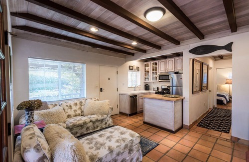 Santa Monica Canyon House | HEART HOUSE AT THE BEACH! 1 block from the beach in our comfy bungalow.