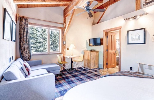 Town Centre Hotel | Heart of Canmore- Private Romantic Suite-2 Guests