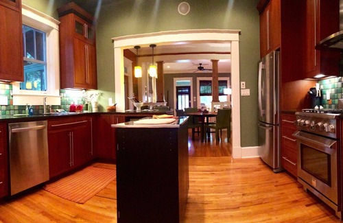Athens House | Heart of Five Points Craftsman Cottage-Walk to UGA-Fenced Yard for Pet