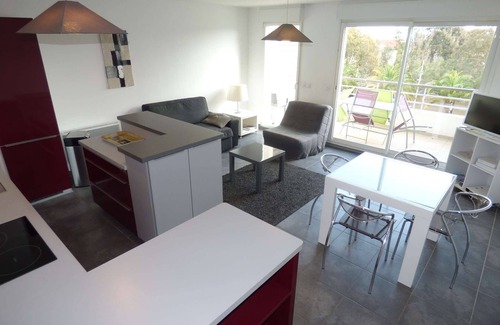 Les Sablettes Apartment | Heart of Sablettes, beach on face.NEW