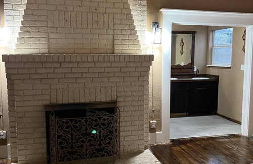 Brady House | Heart of Texas Near Downtown 1BR/1BA Remodeled Master