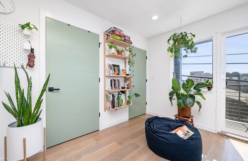 Genesee Apartment | ♥ Heart of West Seattle - 97 walk score - 9m drive to Alki - Ocean view w AC!