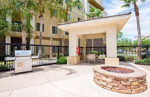 Glendale Sports and Entertainment District Condo | Heated Outdoor Pool | Modern Suite with a Balcony In Glendale Sports District