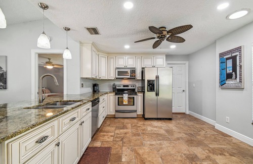 Palm Harbor House | Heated Pool. 3-bedroom house 6.5 miles to honeymoon Island