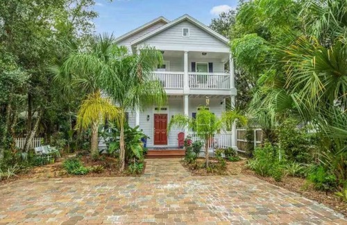 Downtown Historic District House | Heated Pool, Heart of St.Augustine, Huge House Charming Backyard Dining, Dogs Ok