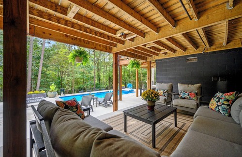 Broken Bow Cabin | Heated Pool | Secluded | Dog Friendly | Hot Tub