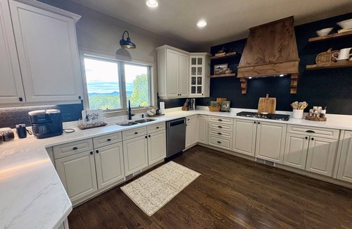 Mineral Bluff Cabin | Heated Pool, Spa, Theater & Mountain Views – Sleeps 20