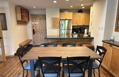 Steamboat Springs Condo | Heated Pools-HotTubs-FirePit-Grill-Gym-Walk to Mtn/Steps to Free Town Bus-3 en Suites-Garage-Updated