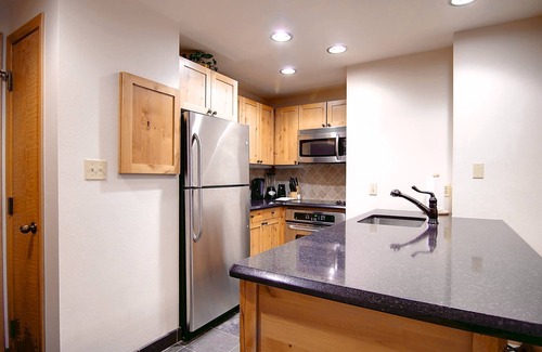 Steamboat Springs Condo | Heated Pools-HotTubs-FirePit-Grill-Gym-Walk to Mtn/Steps to Free Town Bus-3 en Suites-Garage-Updated