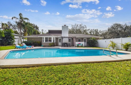 Durant House | Heated/private pool- fenced yard-kid/pet friendly!
