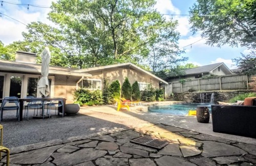 East Memphis House | Heated Saltwater Pool ❤️ Mid Century Oasis ❤️Indoor-Outdoor❤️Modern Escape