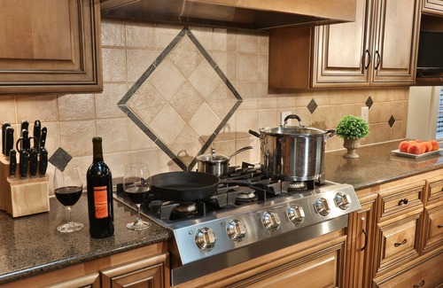 Walla Walla House | HEATED Swimming Pool, Hot Tub, Steps from Park, Dog Friendly