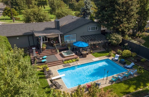 Walla Walla House | HEATED Swimming Pool, Hot Tub, Steps from Park, Dog Friendly
