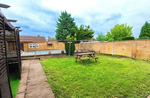 Colnbrook House | Heathrow House with Hot tub and Garden