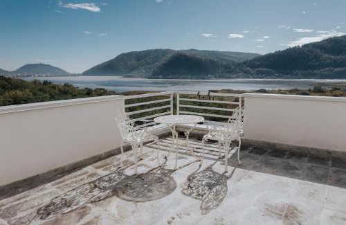 Viisoara Villa | Heavean Lake View