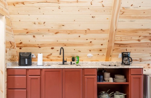 Bismarck Cabin | Heaven on Earth in Bismarck With a Hot Tub Just 7 Miles to Lake DeGray