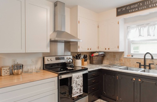 Heber House | Heber base camp, sleeps 7, fire pit, pets ok, AC