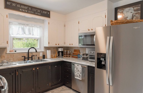 Heber House | Heber base camp, sleeps 7, fire pit, pets ok, AC