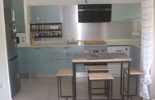 Perinet Apartment | Hebergement Pom'kanel