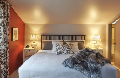 Ganges Bed & Breakfast | Hedgerow House A Gulf Island Inn - Balcony Room