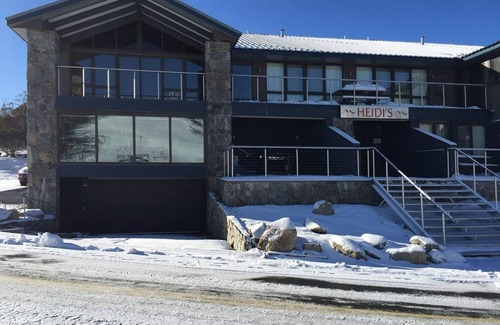 Smiggin Holes Ski Chalet | Heidis Unit 1 Smigs. Stay in the snow 50mtrs from lifts with overnight parking .