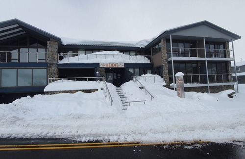 Smiggin Holes Ski Chalet | Heidis Unit 1 Smigs. Stay in the snow 50mtrs from lifts with overnight parking .