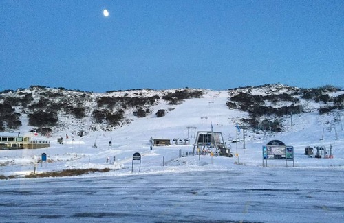 Smiggin Holes Ski Chalet | Heidis Unit 1 Smigs. Stay in the snow 50mtrs from lifts with overnight parking .