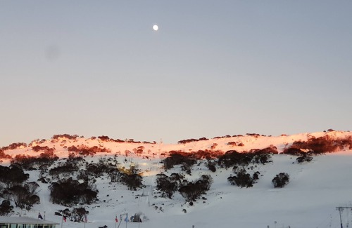 Smiggin Holes Ski Chalet | Heidis Unit 1 Smigs. Stay in the snow 50mtrs from lifts with overnight parking .