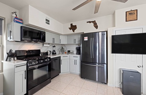 Greater Heights Apartment | Heights Flat Nr Downtown | Yard Pets | Desk WiFi