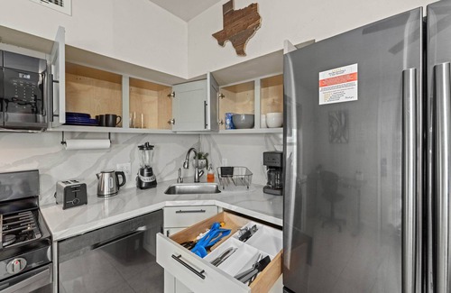 Greater Heights Apartment | Heights Flat Nr Downtown | Yard Pets | Desk WiFi