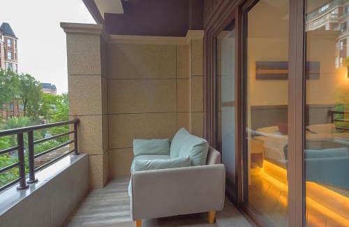 Emeishan House | Heinemann Hotel loft suite with two king beds A306 with a jacuzzi and a local