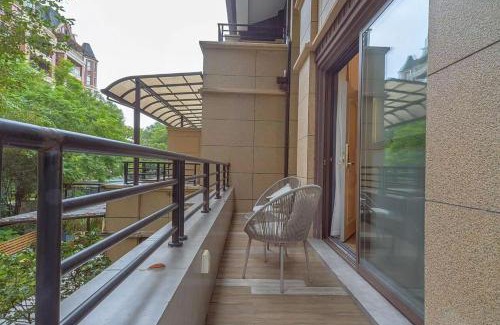 Emeishan House | Heinemann Hotel Terrace Double Room B206 with Jacuzzi and local amenities