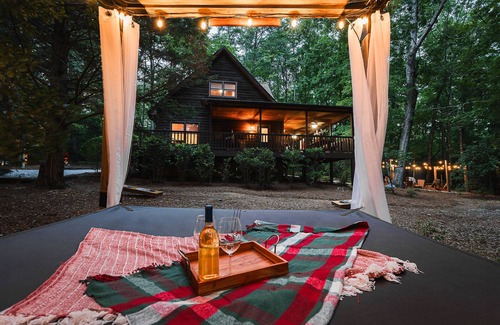 Sautee Nacoochee Cabin | Helen Mountain Cabin – Hot Tub, Fire Pit, Privacy