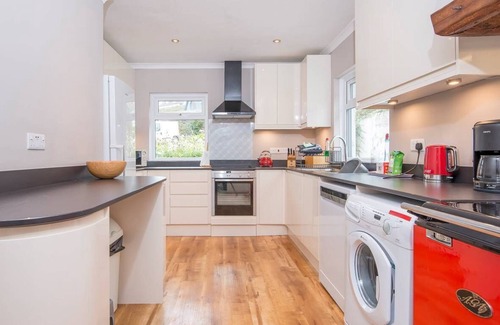 Newport Cottage | Hen Ty LLaeth, Aberfforest, right on the beach and with uninterrupted sea views