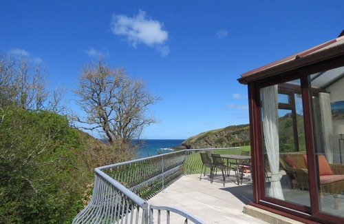 Newport Cottage | Hen Ty LLaeth, Aberfforest, right on the beach and with uninterrupted sea views