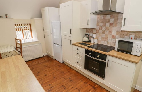 Fairbourne Cottage | HENDOLL COTTAGE 2, pet friendly, with open fire in Fairbourne