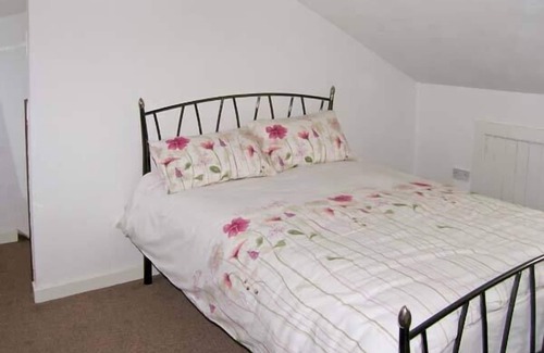 Denbigh Cottage | HENDRE ALED COTTAGE 3, pet friendly, with a garden in Llansannan