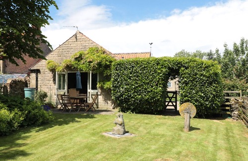 Gillamoor Cottage | HENHOUSE COTTAGE, pet friendly, with open fire in Gillamoor