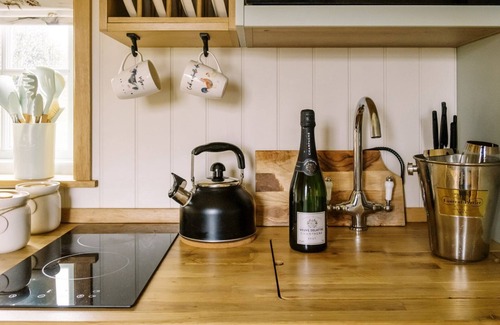 Redmile Cottage | HERBIE'S SHEPHERDS HUT AT SHEPHERDS LODGE RETREAT AND WELLNESS in Redmile