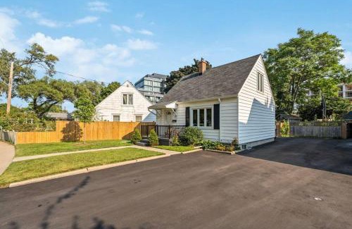 The Queensway Villa | Heritage 3BR Etobicoke Gem, Sherway Gardens, BBQ